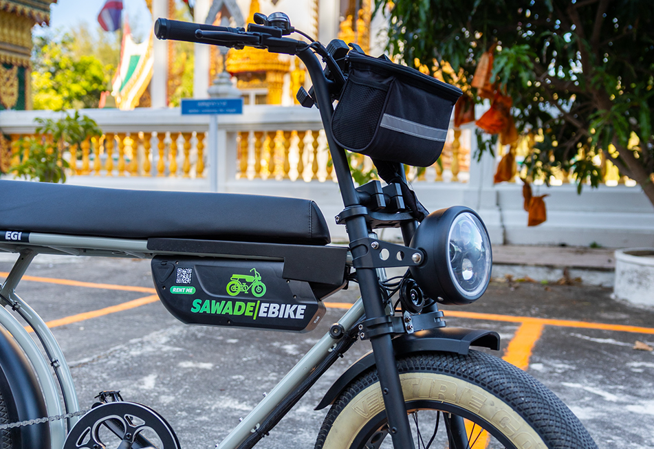 Detail on the battery and handle bar on a Earl Grey ebike from Sawadeebike